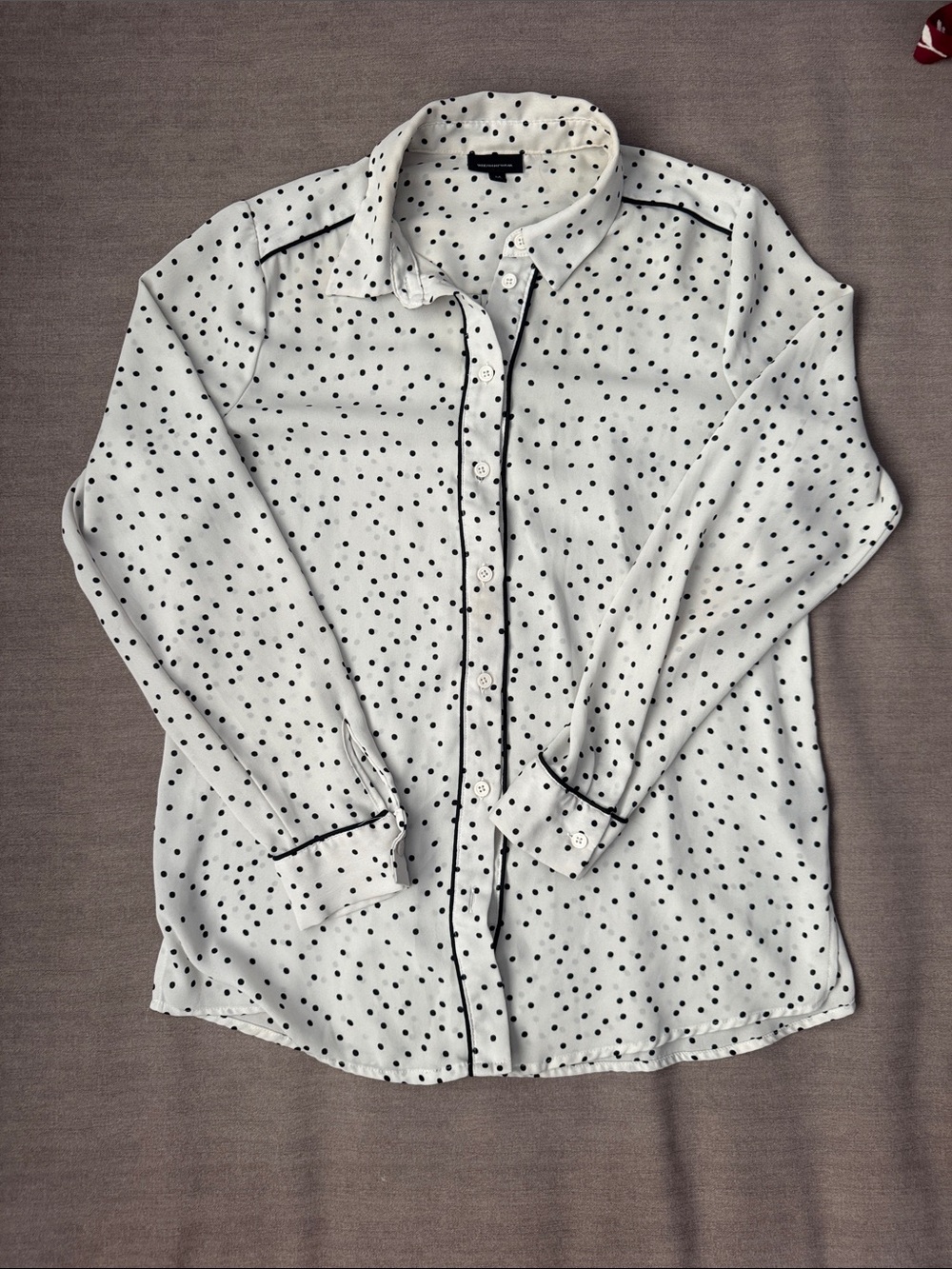 Who What Wear White Button-Down Shirt with Black Polka Dots